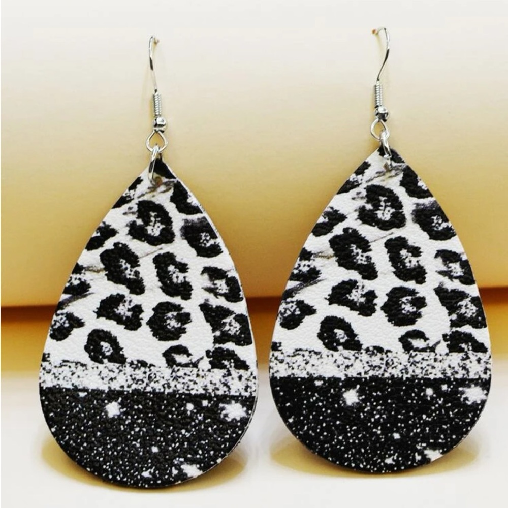 Leopard print drop earrings NEW 🏷️